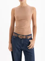 Cinturón de cuero vacuno con efecto gastado, hebilla metálica y aplique decorativo en forma de corazón.