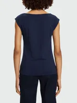 Blusa azul marino con escote barco y mangas cortas tipo casquillo.