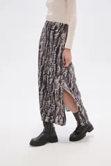 Falda larga negra de viscosa, con corte evasé y una abertura lateral.