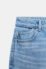 Pantalón jeans Z1975 de tiro alto y diseño mom fit, color azul claro con lavado desgastado, de corte tobillero y cinco bolsillos. Cierre frontal con cremallera y botón metálico.
