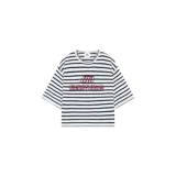 Remera de punto de manga corta con diseño a rayas horizontales en blanco y negro, de corte oversize, cuello redondo y estampado frontal de la marca Eme Studios en color bordó.