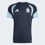 Remera de entrenamiento Adidas Tiro Pro de la Selección Argentina, color azul marino con textura de rombos en el cuerpo. Presenta detalles en celeste claro en los hombros y mangas. Lleva el escudo de la AFA con tres estrellas y el logo de Adidas en blanco.