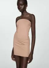 Vestido corto entallado de escote palabra de honor, confeccionado en tejido elástico.