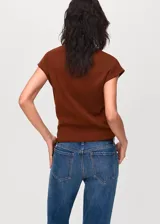 Jersey de punto fino color marrón, con cuello perkins y mangas cortas. Presenta un diseño entallado y minimalista.
