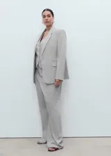 Blazer de corte recto y diseño de raya diplomática, con cuello de solapa con muesca, cierre frontal de un botón, bolsillos laterales con solapa y bolsillo de ribete en el pecho.