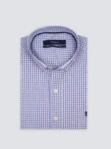 Camisa de hombre de manga larga con diseño a cuadros en tonos azules y blancos, cuello abotonado y logo bordado en el pecho.