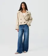Pantalón de jean premium de tiro medio con corte wide leg, de color azul, con pretina con pasacintos y bolsillos funcionales.