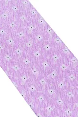 Corbata morada con pequeños lunares blancos.