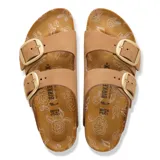 Sandalias Birkenstock Arizona Big Buckle color marrón tostado, con dos tiras anchas ajustables mediante hebillas metálicas grandes de color dorado. Presentan plantilla anatómica de corcho con forro de cuero y suela de EVA negra.