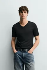 Camiseta blanca de algodón con elasticidad, corte slim fit, cuello en V y mangas cortas.