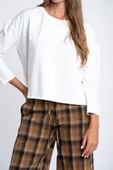 Remera de manga larga con cuello redondo, confeccionada en algodón con elastano. Presenta un corte al cuerpo y diseño básico y versátil.