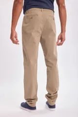 Pantalón tipo chino en color tostado, de corte recto y ajuste cómodo con elastano para mayor libertad de movimiento.