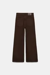 Jeans de tiro alto con diseño wide leg y corte cropped. Presenta cinco bolsillos, cierre frontal con cremallera y botón metálico.