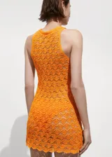 Vestido corto de crochet color naranja, con cuello redondo, tirantes anchos y diseño recto sin mangas.