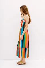 Vestido midi de tirantes finos con estampado de rayas verticales multicolores. Presenta un escote con detalle de fruncido y lazo, y un ruedo con volado que aporta movimiento a la prenda. Incluye un cinturón trenzado a juego en la cintura.