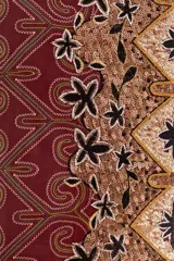 Saco largo abierto con diseño estampado estilo paisley y motivos florales en tonos bordó, negro y beige. Presenta un corte recto y mangas largas.