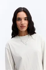 Remera de manga larga con corte oversize, cuello redondo y hombros caídos, confeccionada en algodón.