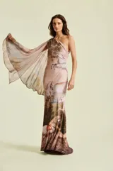 Vestido largo de fiesta de un solo hombro, con capa fluida incorporada y estampado artístico de caballos en tonos tostados y rosados.