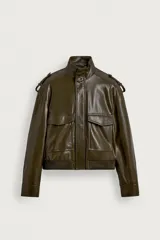 Cazadora cropped fit de color verde militar, confeccionada en tejido efecto piel. Presenta cuello subido, manga larga con puño abotonado, trabillas en los hombros, y bolsillos delanteros de plastrón con solapa. Su diseño incluye bajo elástico y cierre frontal con cremallera oculta por solapa con botones a presión.