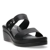 Sandalias de plataforma con taco cuña, color negro, con dos tiras superiores, una de ellas con detalle de hebilla metálica y otra con textura grabada.