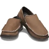 Mocasines Crocs modelo Santa Cruz para hombre, color marrón, con parte superior de lona y bordes deshilachados. Cuentan con elásticos laterales para un calce fácil y seguro, y suela de material Croslite.