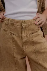 Pantalón de denim corte balón, color azul claro, con bolsillos frontales y diseño amplio en las piernas.