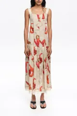 Vestido midi con vuelo en el bajo, de corte recto con tirantes anchos y escote cuadrado, confeccionado en mezcla de lyocell. Presenta un estampado artístico integral con figuras humanas en tonos rojos y naranjas sobre fondo crudo, además de costuras visibles decorativas.