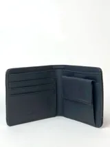 Billetera de hombre tamaño grande, confeccionada en poliuretano con acabado texturizado y logo de la marca grabado en la parte inferior.