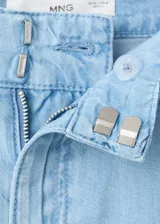 Short de denim suave color celeste claro, de tiro bajo, silueta recta y largo midi, con diseño de cinco bolsillos y costuras frontales marcadas.