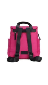 Mochila de diseño compacto con tapa frontal y cierre de hebilla tipo clip. Cuenta con correas ajustables, asa superior, bolsillos laterales y bolsillo trasero con cierre.