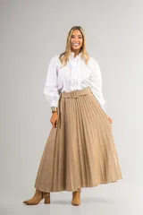 Camisa blanca con cuello alto con volados, cierre frontal con botones ocultos y mangas largas abullonadas.