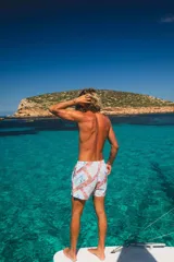 Short de baño Von Braun con estampado floral y geométrico en tonos celestes y terracota. Cuenta con cintura elástica, dos bolsillos laterales, un bolsillo trasero con solapa y logo de la marca, e interior con red.