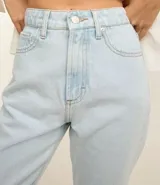 Pantalón mom en jeans lavado con bolsillos, de tiro alto y corte holgado.