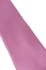 Corbata lisa color dorado.