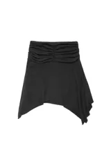 Minifalda negra de tiro medio con detalle de frunces en la cintura y bajo asimétrico con caída fluida.