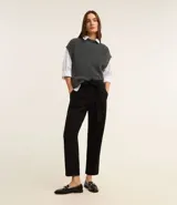 Pantalón zanahoria negro con trabillas en la cintura, pliegues y cinturón con lazo.