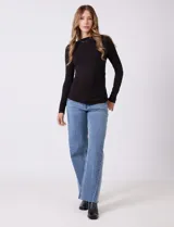 Remera blanca de modal, marca Elie Tahari, con cuello recto, manga larga y frunces en el lateral.