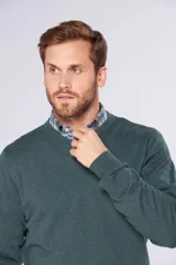 Sweater de hilo color borgoña, con cuello en V y logo bordado en el pecho.