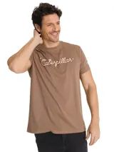 Remera de manga corta y cuello redondo color beige, con estampado del logo de la marca Caterpillar en el pecho.