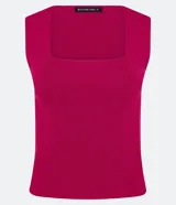 Blusa cropped negra de punto con escote cuadrado y breteles anchos.