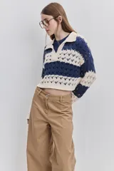 Sweater de punto calado a rayas horizontales marrones y beiges, con cuello tipo polo y escote en V.