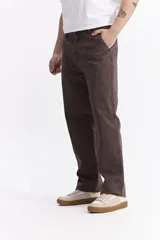 Pantalón de twill color marrón oscuro, estilo clásico de 5 bolsillos, con corte regular y logo bordado.