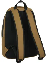 Mochila Tommy Hilfiger color marrón con ribetes negros. Cuenta con un compartimento principal con cierre de doble cremallera, un bolsillo exterior con cremallera, asa superior, correas ajustables y acolchadas, panel de malla acolchado en la parte trasera, funda para portátil incorporada y logo metálico de Tommy Hilfiger en la parte delantera.