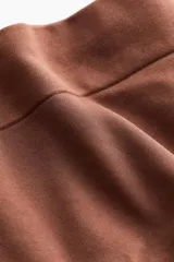 Bombacha tipo shortie color marrón, con diseño de tiro alto y efecto moldeador leve. Confeccionada con costuras mínimas para mayor comodidad.