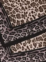 Pañuelo cuadrado de seda con estampado de girasoles en un jarrón. Tiene un borde amarillo con un patrón decorativo.