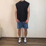 Bermuda de jean estilo jogger con efecto desgastado, roturas frontales y ruedo desflecado.