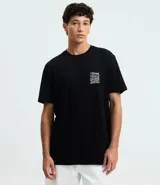 Remera negra de algodón con estampado psicodélico y lettering "The Wild Doesn't Wait" en el frente y la espalda. Diseño de corte comfort, cuello redondo y manga corta.