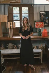 Vestido midi de punto acanalado, bicolor en negro y beige, con escote en V y mangas cortas.