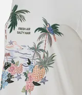 Remera blanca de algodón con cuello redondo, mangas cortas y estampa frontal con diseño tropical de palmeras y la inscripción "Fresh Air Salty Hair".