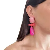 Aros colgantes con piezas geométricas de resina en color rosa, rojo y fucsia. Cierre con perforación.